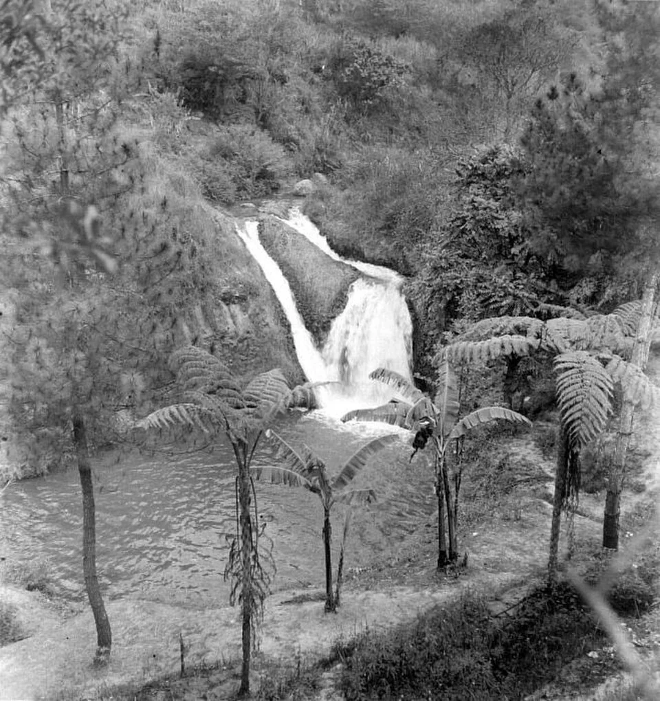 Pemandangan air terjun dekat sumber panas Maribaja menurut katalog Tropenmuseum, bukan bukti legenda